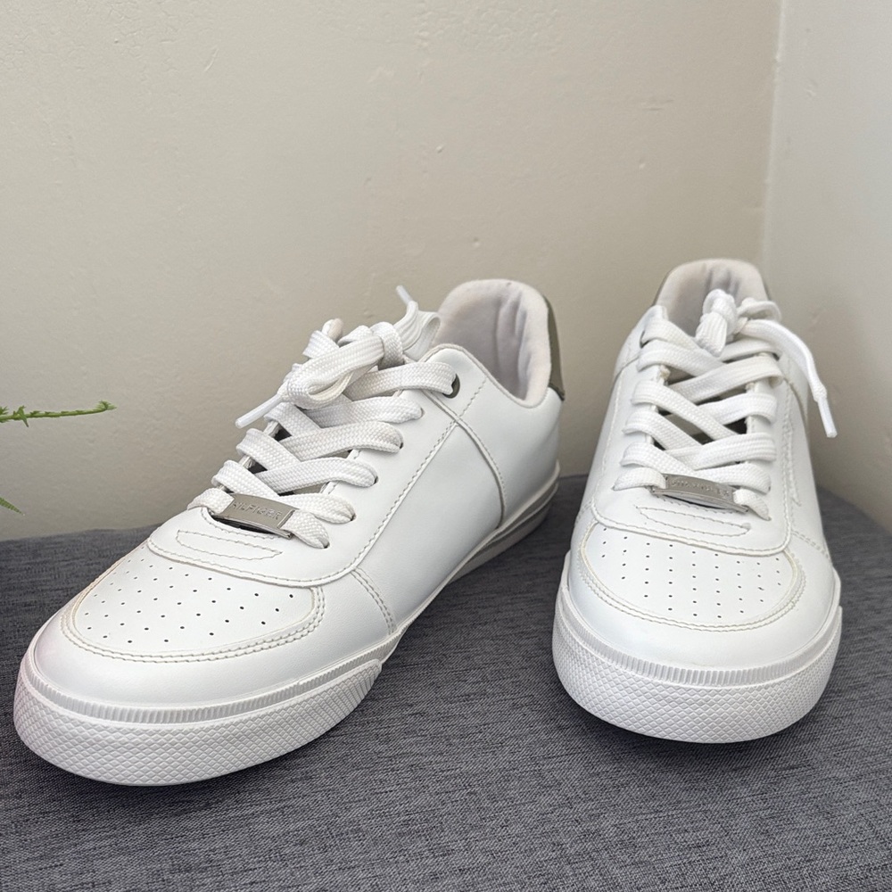 Tommy Hilfiger White Leather Low-Top Sneakers with Gray Heel Tab